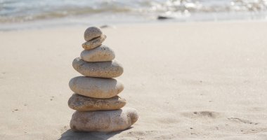 Zen taşları üzerine bir plaj sahil 
