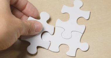 Parçalı bulmaca parçası el koymak 