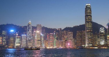 Victoria Limanı, Hong Kong - 16 Ocak 2018: Hong Kong şehir gün batımında 