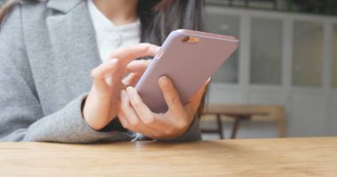 Smartphone, açık kullanan kadın 