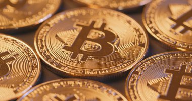 Yığın altın Bitcoins yakın çekim