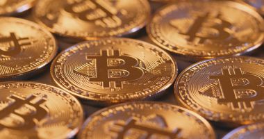Yığın altın Bitcoins yakın çekim