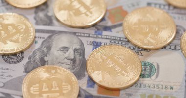Bize dolar ve bitcoins yığını