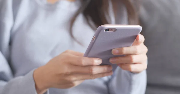 Woman Using Mobile Phone — Stock Photo, Image