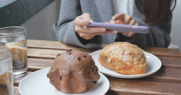 Geschäftsfrau Beim Brunch Outdoor Café Fotografiert — Stockfoto