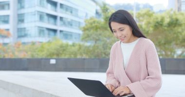 dizüstü bilgisayar açık, kullanan kadın 