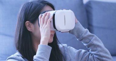 Kadın görünümlü ama sanal gerçeklik cihaz evde 