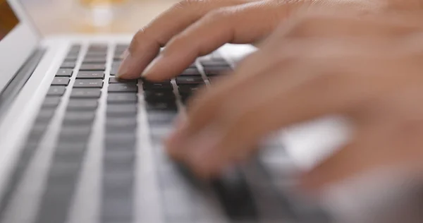 Mujer Escribiendo Ordenador Portátil — Foto de Stock