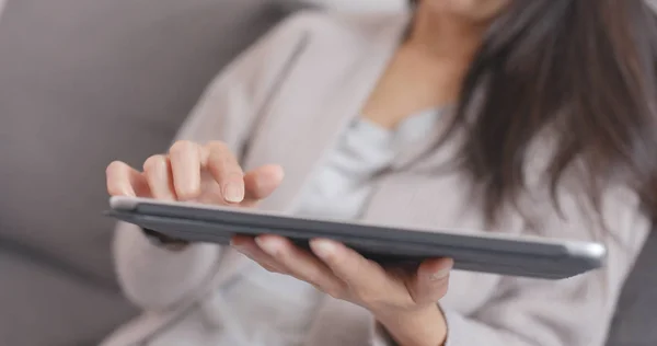 Woman Using Tablet Computer Home — Stock Photo, Image