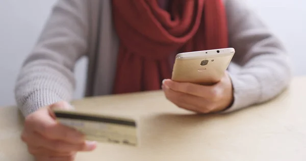 携帯電話とクレジット カードとオンライン ショッピング — ストック写真