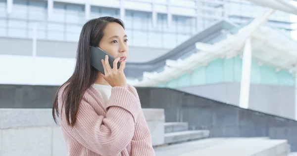 Kvinnan Pratar Mobiltelefon Utomhus — Stockfoto