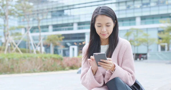 Kvinna Som Arbetar Mobiltelefon — Stockfoto