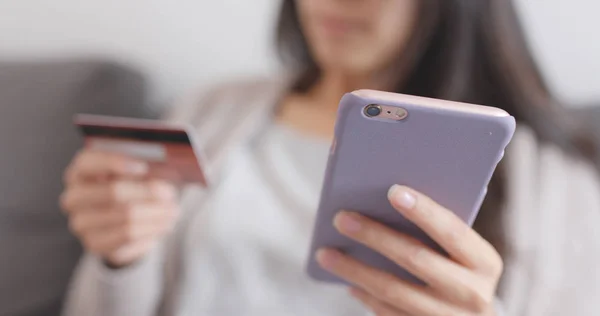 Concepto Compras Línea Usando Teléfono Móvil Tarjeta Crédito — Foto de Stock