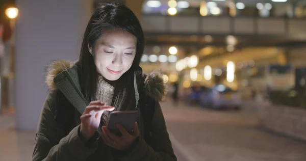 Mulher Usando Telefone Celular Noite — Fotografia de Stock