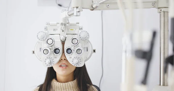 アジアの女性のクリニックで視力検査を行う — ストック写真