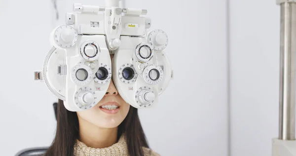 Žena Dělá Oční Test — Stock fotografie