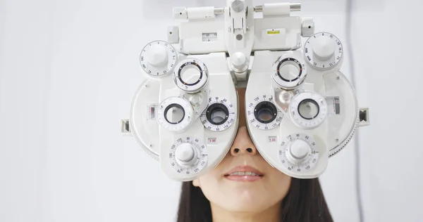 Mujer Haciendo Prueba Ocular — Foto de Stock