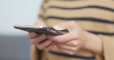 Cep telefonu kullanan kadın 