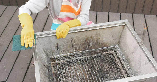 Lappen Vom Grillofen Reinigen — Stockfoto