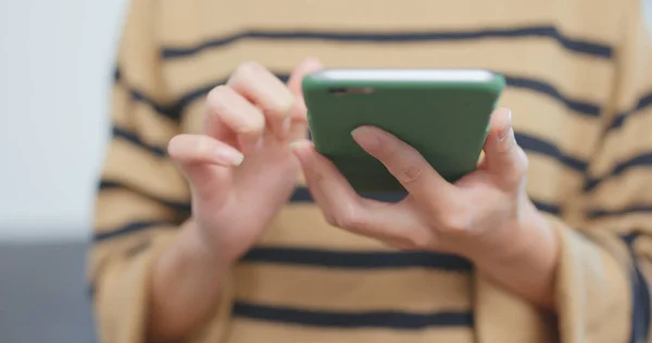 Mulher Usando Smartphone Mãos — Fotografia de Stock