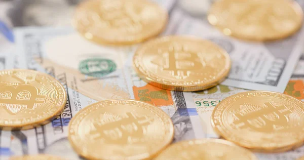 Haufen Von Uns Dollar Und Bitcoins — Stockfoto