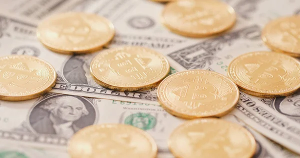 Bitcoins Auf Uns Papierbanknoten — Stockfoto