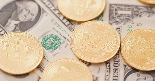 Bitcoins Auf Uns Papierbanknoten — Stockfoto