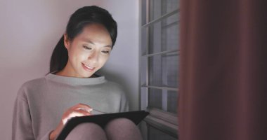 evde tablet bilgisayar kullanan kadın 