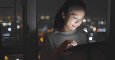 evde tablet bilgisayar kullanan kadın 