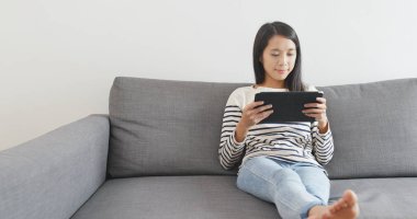 evde tablet bilgisayar kullanan kadın 