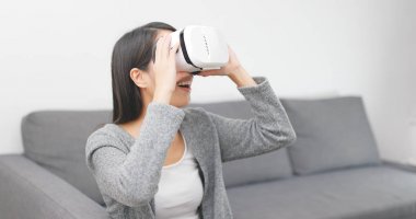 Kadın oyun sanal gerçeklik cihaz evde 