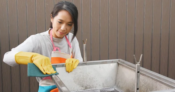 Woman Cleaning Barbecue Oven Scour Pad — Stock Photo, Image