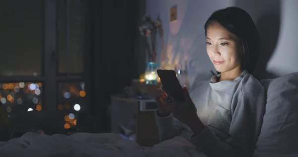 Mujer Usando Smartphone Por Noche —  Fotos de Stock