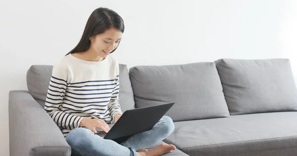 Donna Che Utilizza Computer Portatile Seduto Sul Divano — Foto Stock