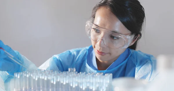 Vrouwelijke Wetenschapper Met Een Pipet Analyseert — Stockfoto