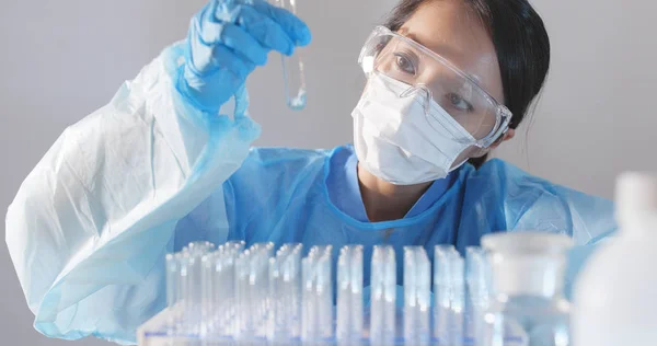 Mulher Cientista Fazendo Pesquisa Laboratório — Fotografia de Stock