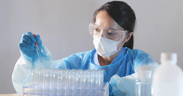 Técnico Laboratório Realiza Testes Médicos — Fotografia de Stock