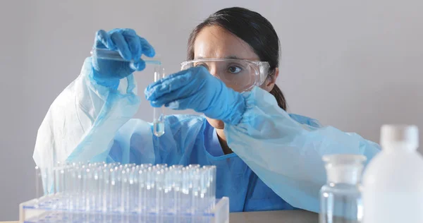 Técnico Laboratório Realiza Testes Médicos — Fotografia de Stock