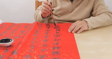 Çin kaligrafi kırmızı kağıda yazı 