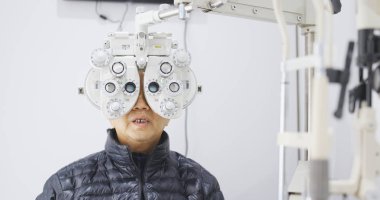 Göz testi yapan üst düzey erkek 