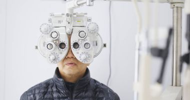 Göz testi yapan üst düzey erkek 