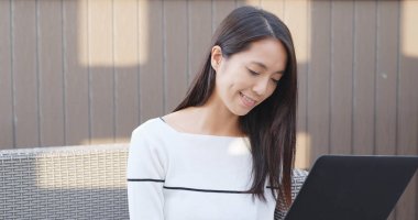 Dizüstü bilgisayar üzerinde çalışan kadın 