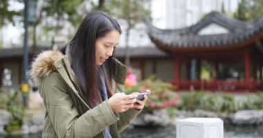 Kadın telefonda Çin, Çince köşk Bahçe oyun oynama 