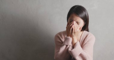 Gri arka plan üzerinde ağlayan depresyon kadın  