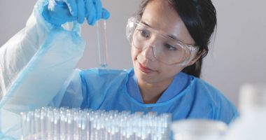 Kadın bilim adamı araştırma laboratuvarında yapıyor 