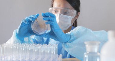 Deneme yapıyor bilim adamı laboratuvar 