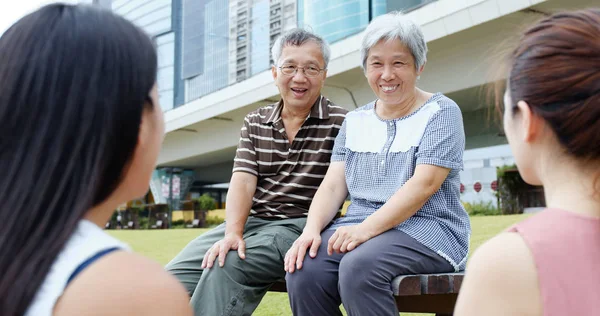 Familia Hablando Juntos Aire Libre — Foto de Stock