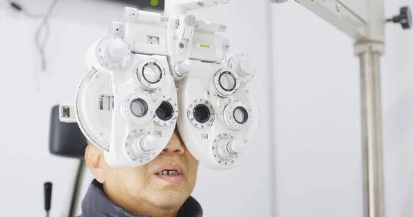 Starý Muž Podstoupí Oční Test — Stock fotografie