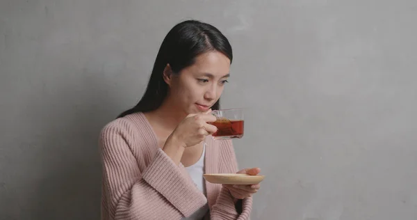 Wanita Minum Teh Dengan Latar Belakang Abu Abu — Stok Foto