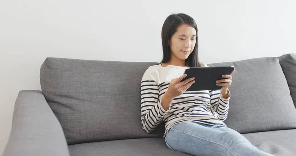 Mujer Usando Tableta Digital Casa — Foto de Stock
